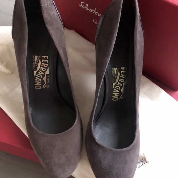 Ferragamo Suede Pump python embossed Heel - Picture 5 of 8